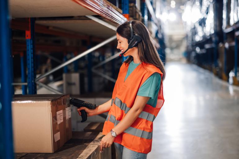 Mujer etiquetando una caja